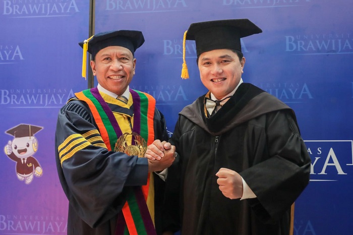 Penganugerahan gelar Doktor Honoris Causa (Dr HC) kepada Menteri BUMN Erick Thohir. (Dok. Kemenpora.go.id) 
