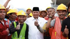 Ketua Umum Partai Gerindra Prabowo Subianto saat bersama Masyarakat. (Facbook.com/@Prabowo Subianto)