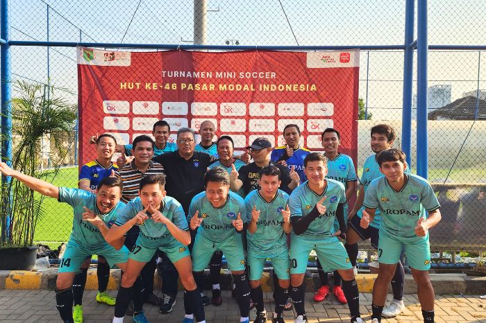 Foto : Tim Mini Soccer PROPAMI Merayakan Kemenangan Gemilang dalam Final Turnamen HUT Ke-46 Pasar Modal Indonesia. (Doc. PROPAMI)