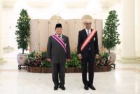 Menteri Pertahanan (Menhan) RI Prabowo Subianto menerima penghargaan Darjah Utama Bakti Cemerlang (Tentera). (Dok. Tim Media Prabowo Subianto)