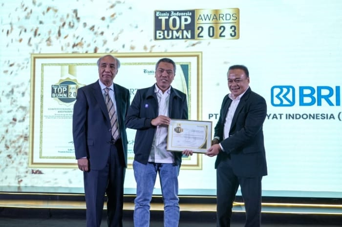 BRI dinobatkan sebagai BUMN Terbaik dengan memboyong penghargaan The Best State-Owned Enterprise In 2023 pada ajang TOP BUMN Award yang diselenggarakan oleh media ekonomi terkemuka tanah air Bisnis Indonesia di Jakarta, 30 November 2023. (Dok. BRI)