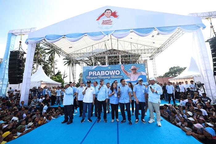 Calon presiden nomor urut 2, Prabowo Subianto menyapa puluhan ribu masyarakat Sulawesi Utara dalam acara yang digelar di Lapangan Schwarz, Langowan. (Dok. TKN Prabowo Gibran)

