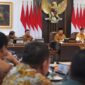 Presiden RI Prabowo Subianto memimpin rapat kabinet perdana di Istana Merdeka. (Facebook.com @Setkab RI)