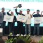 BRI bersama BPJS Ketenagakerjaan memberikan penghargaan kepada AgenBRILink terbaik yang berperan aktif dalam memperluas akses perlindungan sosial bagi pekerja informal. (Dok. BRI)