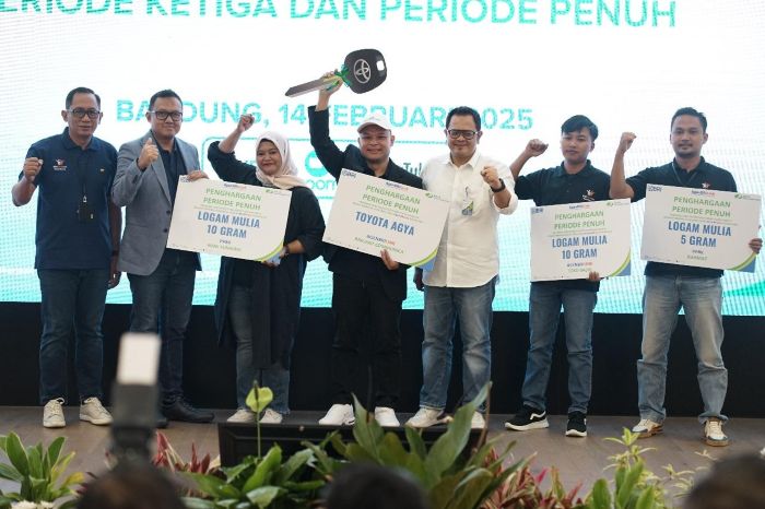 BRI bersama BPJS Ketenagakerjaan memberikan penghargaan kepada AgenBRILink terbaik yang berperan aktif dalam memperluas akses perlindungan sosial bagi pekerja informal. (Dok. BRI)