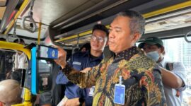 BRI hadirkan QRIS TAP, fitur pembayaran berbasis NFC yang memungkinkan pelanggan melakukan transaksi hanya dengan menempelkan ponsel ke mesin EDC BRI. (Dok. BRI)
