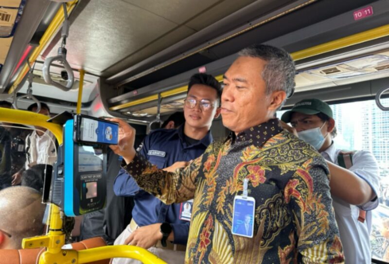 BRI hadirkan QRIS TAP, fitur pembayaran berbasis NFC yang memungkinkan pelanggan melakukan transaksi hanya dengan menempelkan ponsel ke mesin EDC BRI. (Dok. BRI)